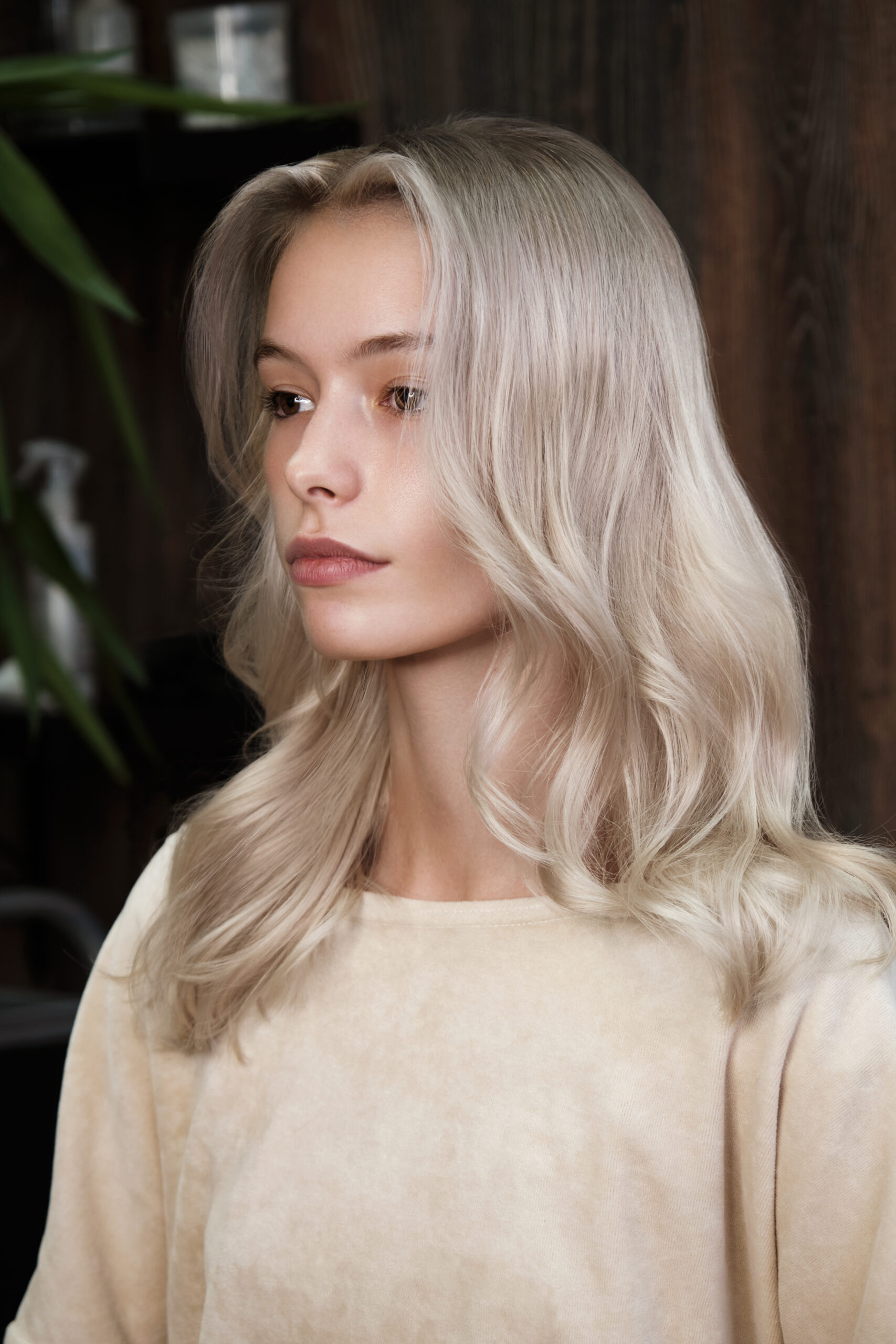 capelli biondi, capelli ondulati, biondo platino airtouch biondo roma