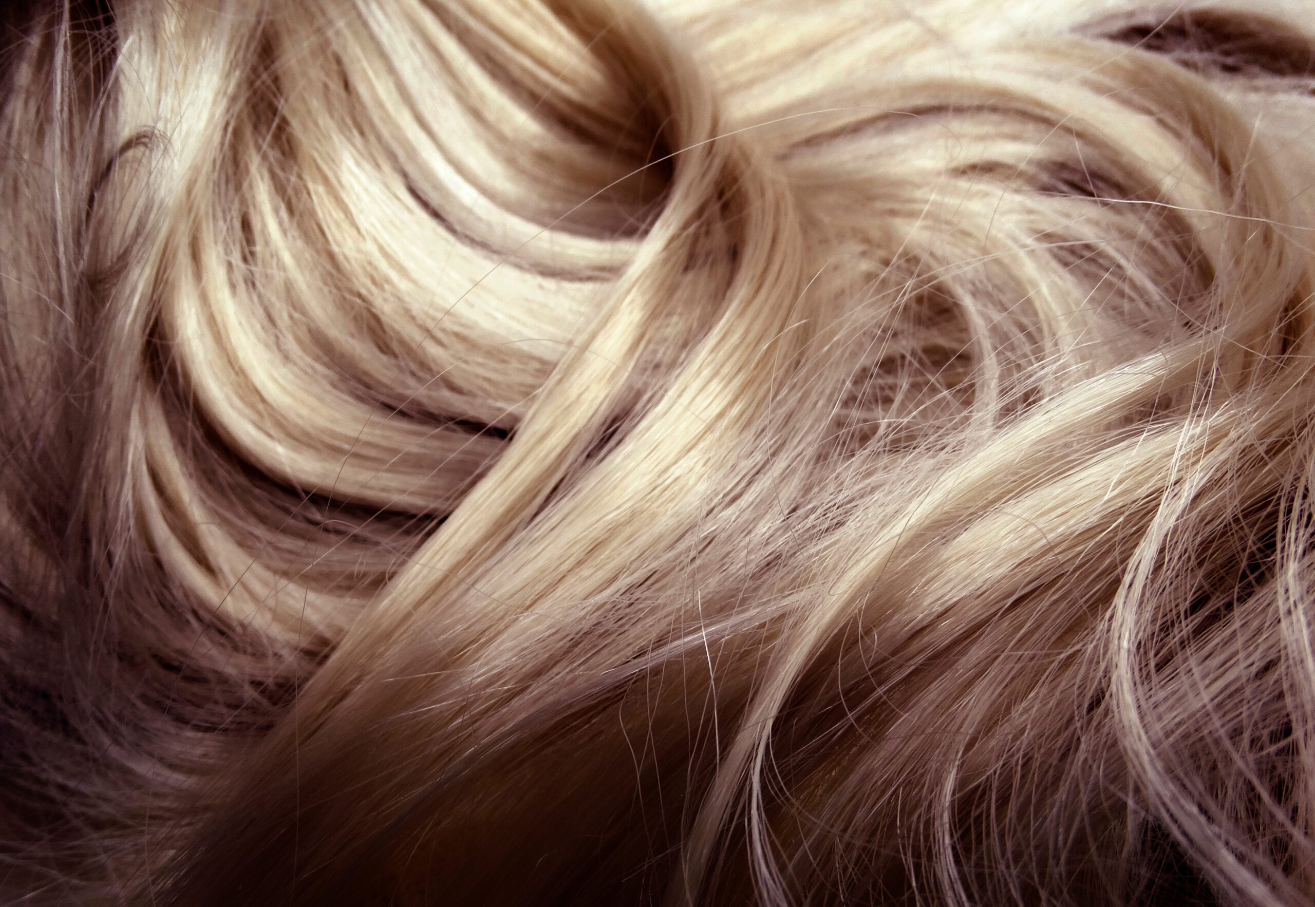capelli ondulati armocromia biondo roma