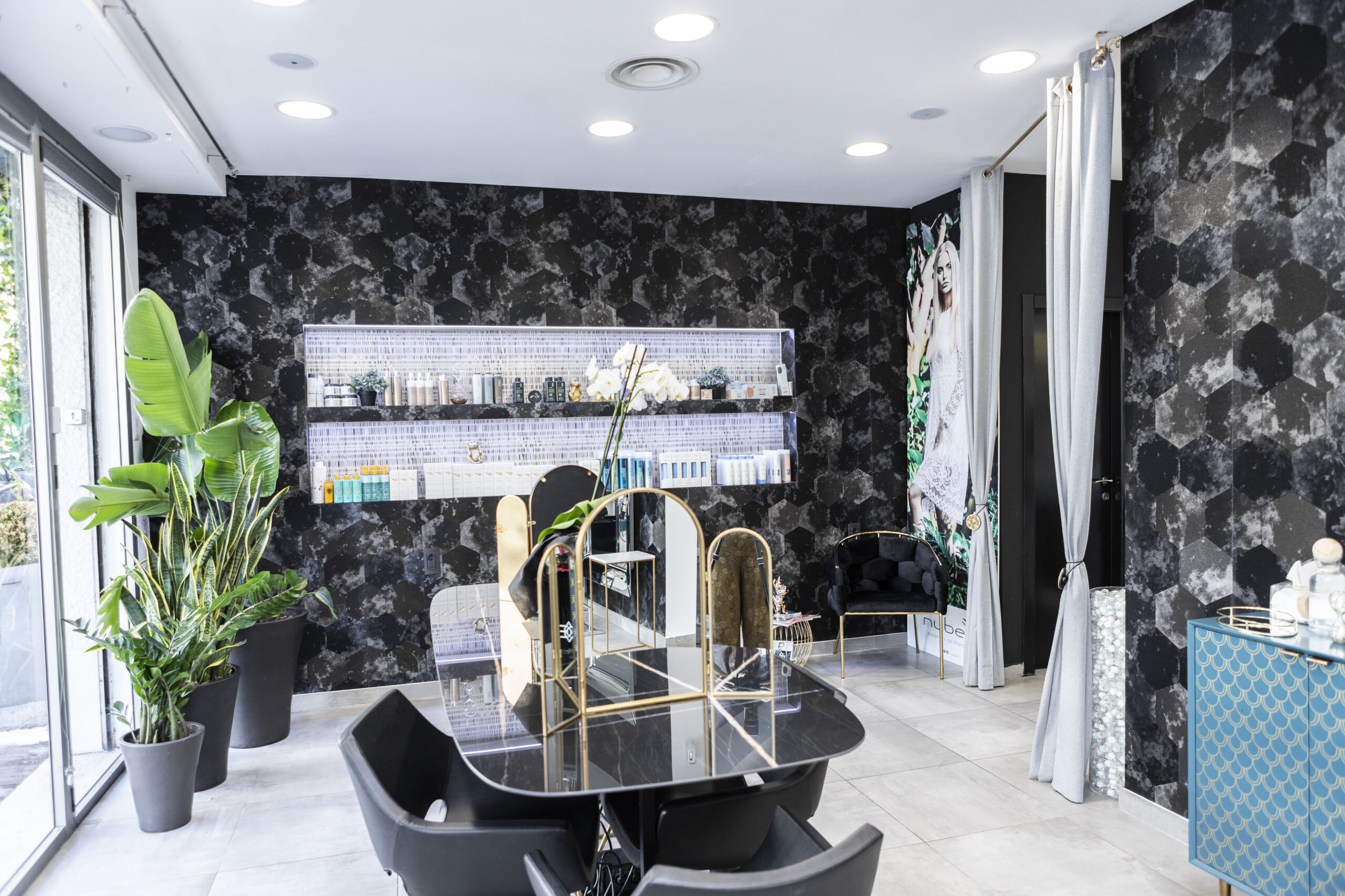 interno salone tagliati per il successo roma