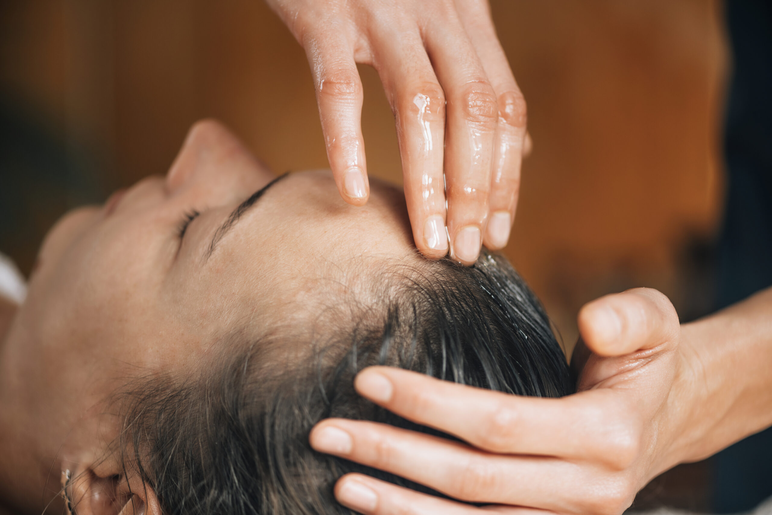 massaggio testa, relax in salone trattamento energizzante capelli roma